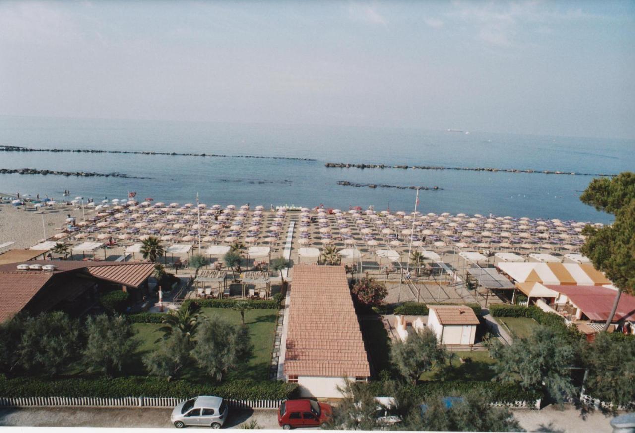 Campeggio Italia Marina di Massa Exterior foto